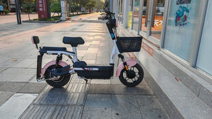 街道边停放的时尚电动自行车