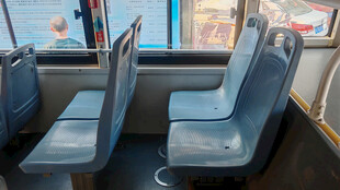 公交车内空荡的蓝色座椅