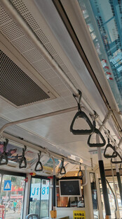 地铁车厢内的悬挂扶手