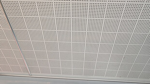 白色网格天花板特写