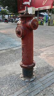 街头红色消防栓