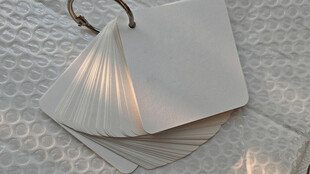 简约白色折扇与纸张组合