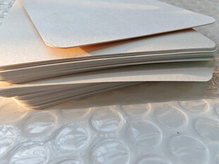 堆叠的白色板材与气泡膜