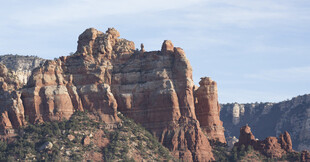 壮丽红岩山峰景观