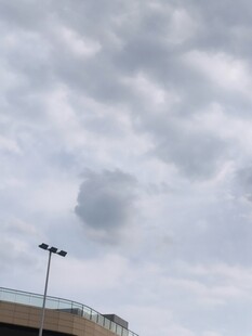 户外天空下的照明灯具