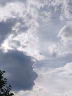 天空中飘浮的大片云朵