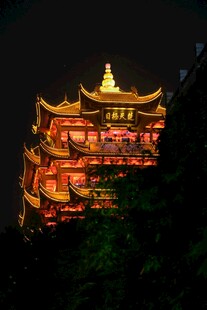夜幕下的璀璨古楼