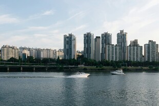 城市河畔高楼与游船景观