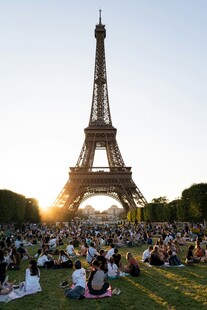 埃菲尔铁塔下的休闲时光