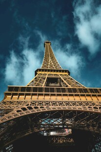 仰望埃菲尔铁塔的壮丽景观