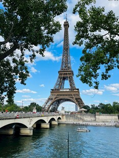 埃菲尔铁塔下的河畔风光