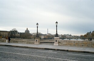巴黎街头的古典路灯景观