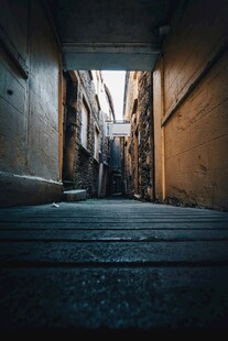 昏暗小巷的深邃景象