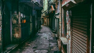 狭窄潮湿的老旧小巷