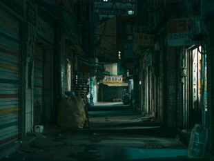 废弃昏暗走廊的破败景象