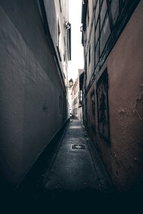 狭窄幽深的城市小巷