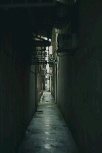 昏暗幽深的狭窄小巷