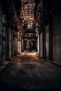 昏暗幽深的工业风小巷