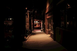 昏暗小巷中的静谧夜景