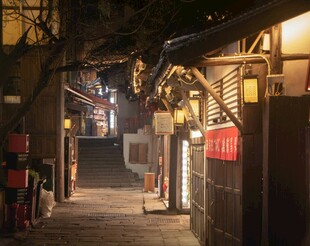 夜晚静谧小巷街景