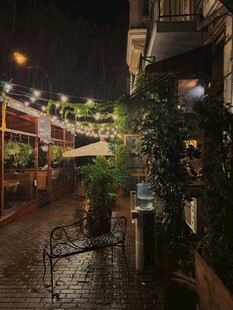 夜晚街边的浪漫露天餐厅