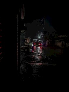 雨夜街头的朦胧景象