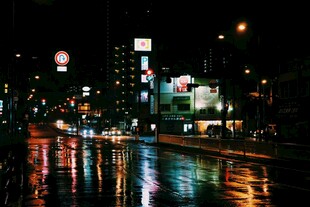 雨夜城市街道霓虹倒影