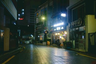 夜晚静谧的城市街道一角