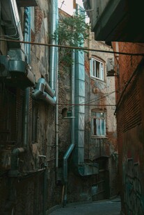 狭窄老旧小巷的独特景致