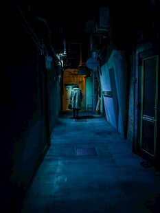 幽暗中的静谧小巷