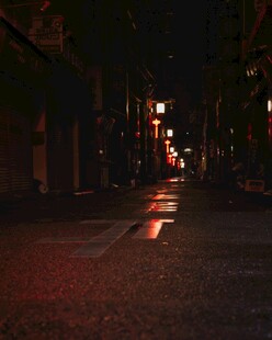 夜晚街道的静谧光影