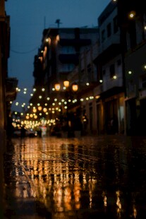 雨夜街道灯光倒影美景