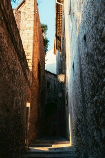 古老小巷的静谧光影