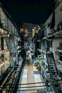 夜晚中的居民楼小巷