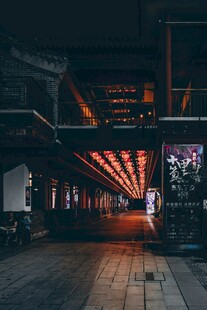 夜晚古巷的暖光景致