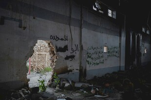 破旧墙面破洞及杂乱场景