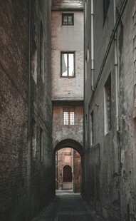 狭窄小巷中的古朴建筑
