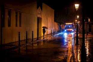 雨夜街道的静谧光影