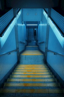 幽暗深邃的蓝色楼梯通道