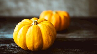 木桌上的两个小南瓜