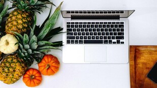 笔记本旁的缤纷水果