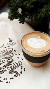 精致拉花咖啡与节日装饰