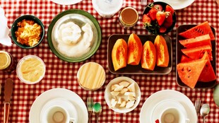 户外野餐美食丰盛场景