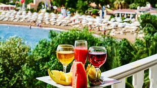 阳台海景配美味饮品