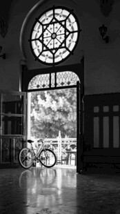 复古拱门内的光影自行车