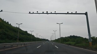 公路上的违章抓拍摄像头