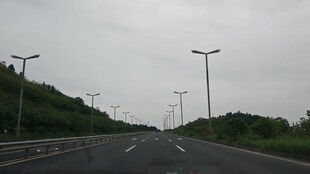 空旷公路与林立路灯