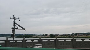 户外桥梁旁的电力设施