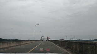 阴天空旷公路上的行驶景象