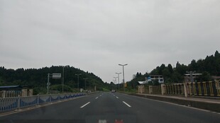 阴雨天的空旷公路